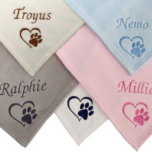 The Knit Wit – Twtsie Collection – Personalised Dog – Cat – Puppy Pet Fleece Blanket – 72 cm x 100 cm – WHITE – Embroidered